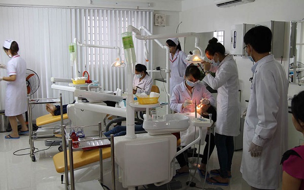 Các bác sĩ điều trị bệnh cho khách hàng với các thiết bị hiện đại