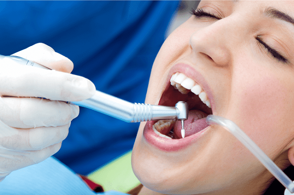 Bác sĩ điều trị răng miệng
