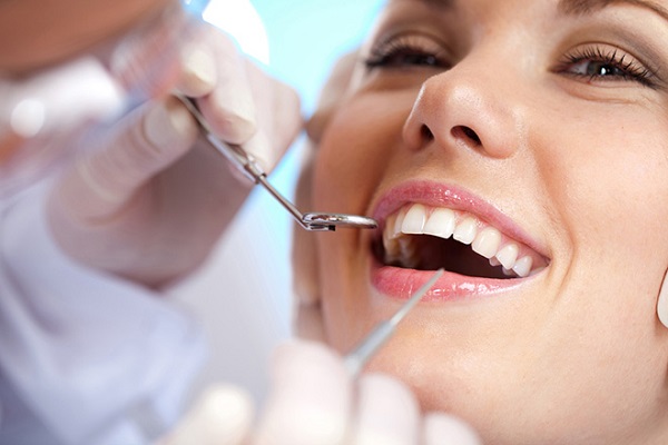 Nha khoa Việt Nha thực hiện thăm khám cho khách hàng