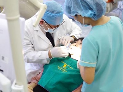 Các bác sĩ tiến hành điều trị bệnh cho khách hàng