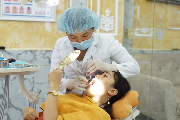 Bác sĩ điều trị bệnh cho khách hàng