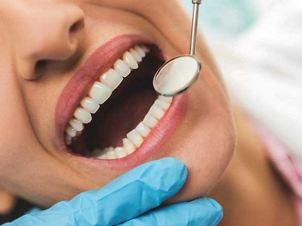 Thăm khám răng miệng cho khách hàng