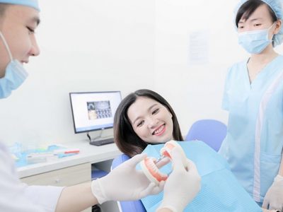 Khách hàng đến thăm khám và cấy ghép implant