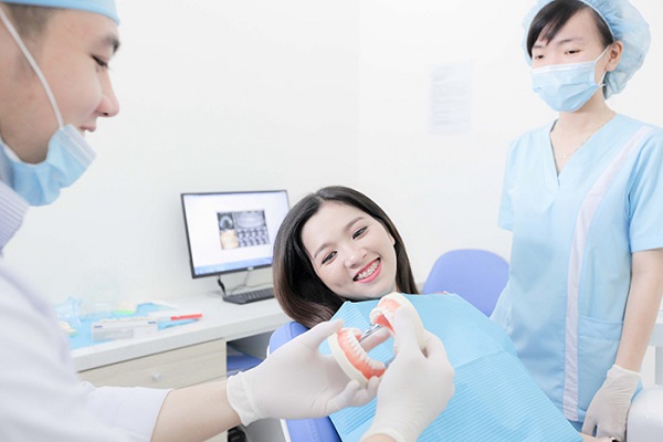 Khách hàng đến thăm khám và cấy ghép implant