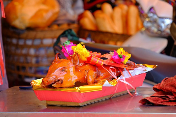Lợn quay nguyên con trông rất thích mắt 