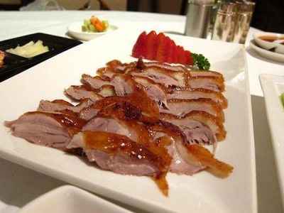 Lớp bì giòn rụm vàng bóng hấp dẫn thực khách thưởng thức