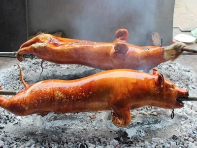 Heo quay được nướng bằng than hoa mới đúng chuẩn
