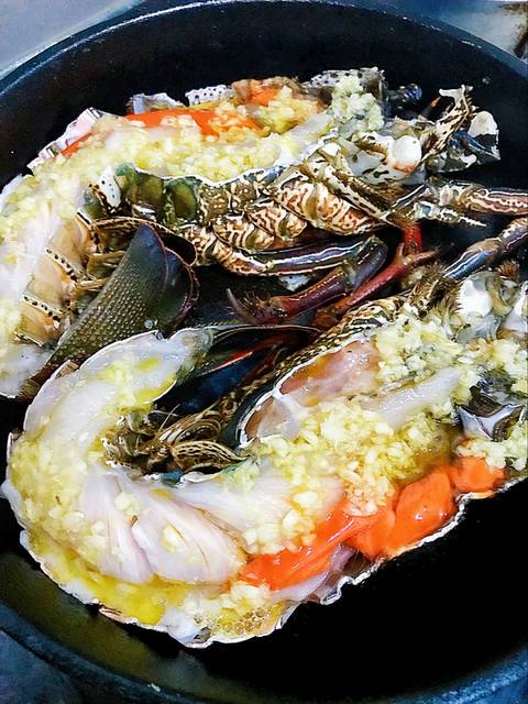 2 cách làm tôm hùm thơm ngon nướng bơ tỏi và nướng phô mai