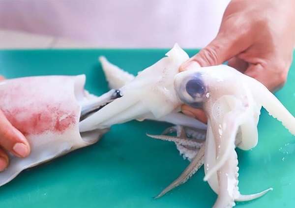 Tách phần đầu và phần thân của mực xà
