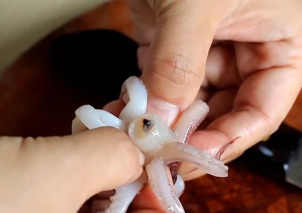 Cắt bỏ răng và mắt của mực