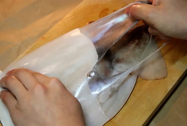 Dùng dao cắt nhẹ một đường ở giữa phần thân