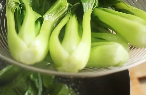 Không nên luộc rau quá lâu để giữ được độ giòn và chất dinh dưỡng trong rau