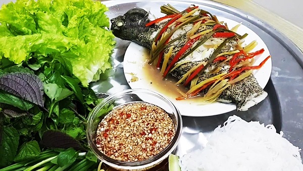 Cá mú hấp xì dầu ăn kèm bánh tráng, bún, rau sống