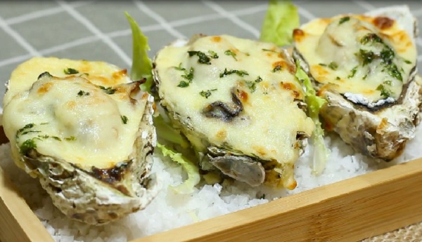 Hàu nướng phomai bỏ lò là một trong những món ngon chế biến từ hàu