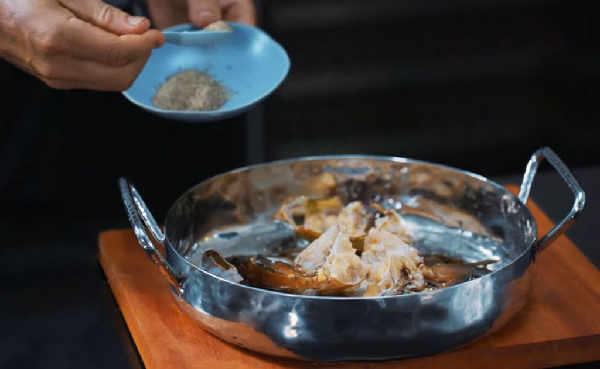 Không nên ướp nhiều muối, cua sẽ bị mặn.