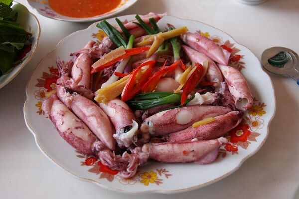 Mực trứng hấp gần ăn kèm với nước mắm chua ngọt