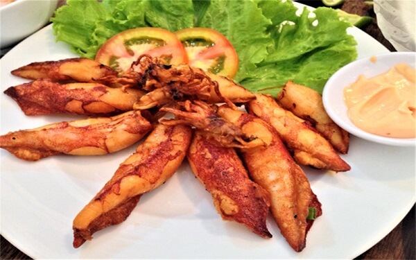 Mực chiên ăn kèm cùng nước mắm chua ngọt