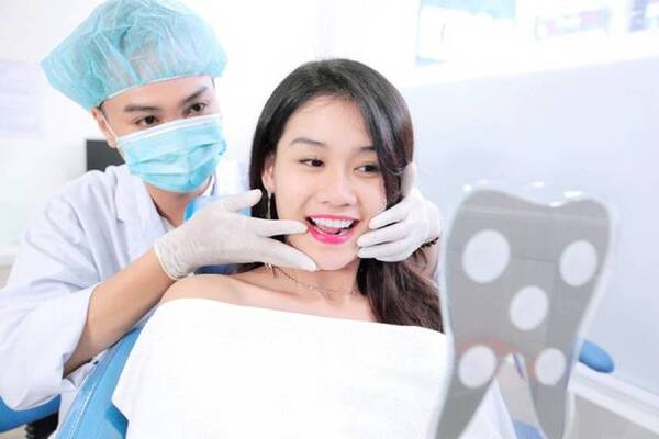 Cạo vôi răng cho bệnh nhân