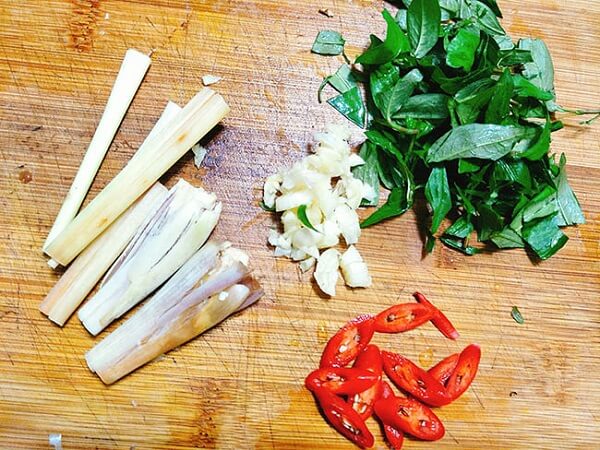 Băm tỏi, sả và bắt đầu sơ chế ốc hương