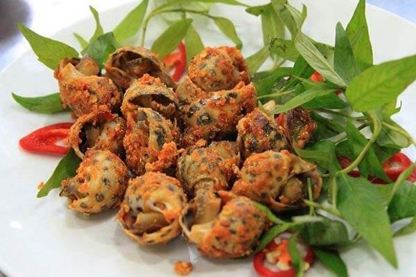 Ốc hương vô cùng hấp dẫn và ngon miệng khi ăn cùng rau răm