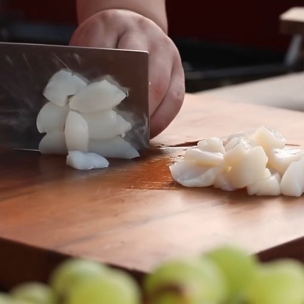 Cắt cồi sò điệp thành miếng vừa ăn