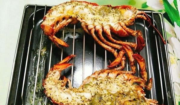 Nướng tôm trên lò nướng