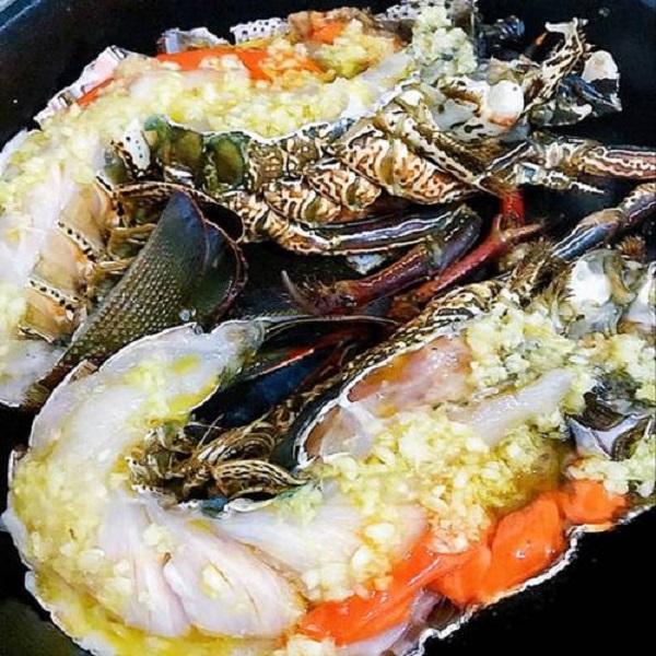 Quét phô mai vào các rãnh của tôm