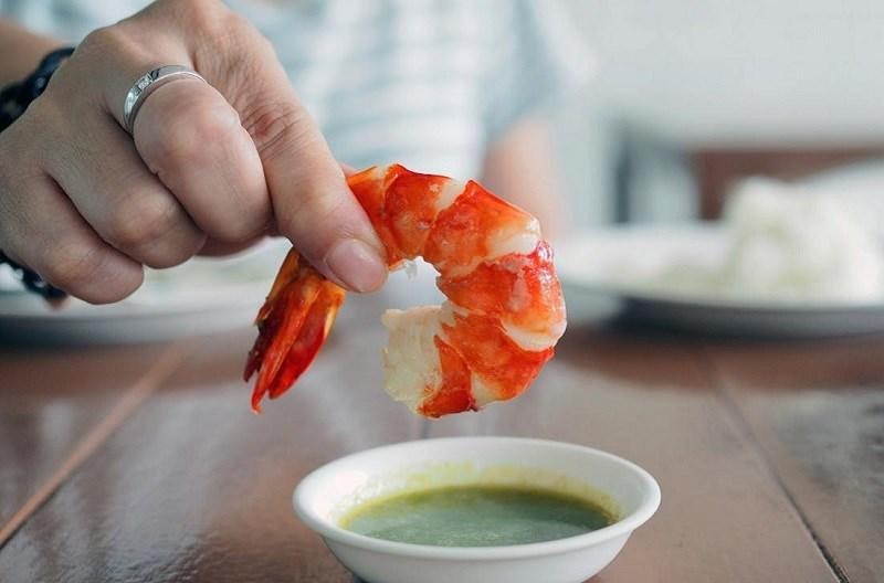 Tôm làm món gì ngon? Giá bao nhiêu tiền hiện nay?